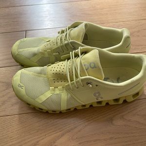 On running cloud monochrome endive yellow/green color. Size 9